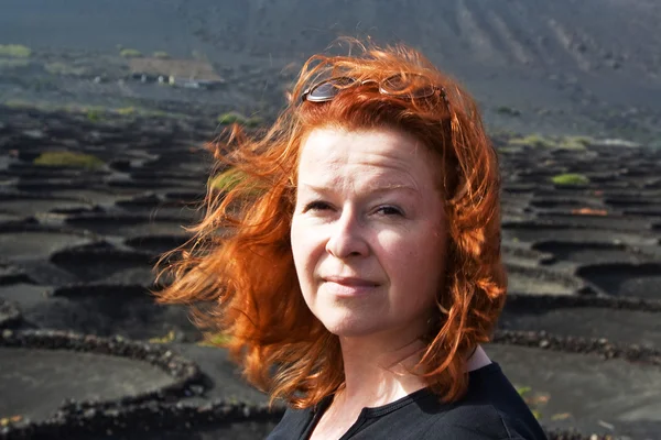 红头发的妇女，背景火山区的肖像 — 图库照片