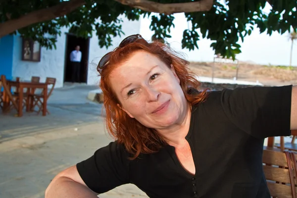 빨간 머리 여자는 야외 레스토랑 및 smi에 앉아 행복 한 — 스톡 사진