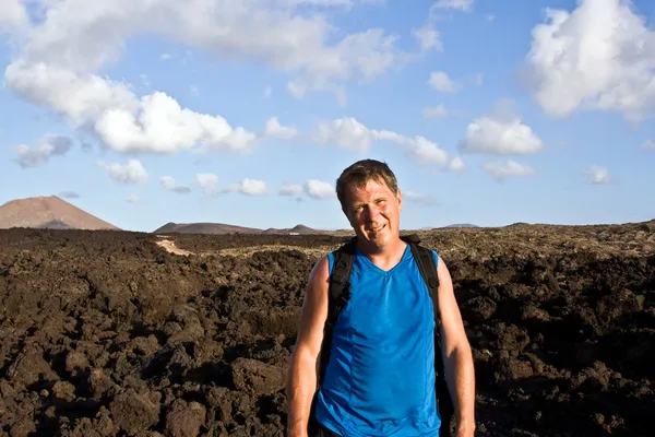 Man vandrar i lava fält — Stockfoto