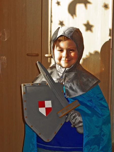 Ung pojke i knights kostym — Stockfoto