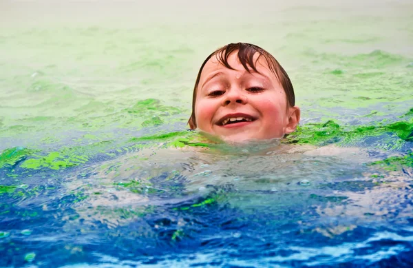 Chlapec má zábavu v venkovní termální bazén v zimě — Stock fotografie