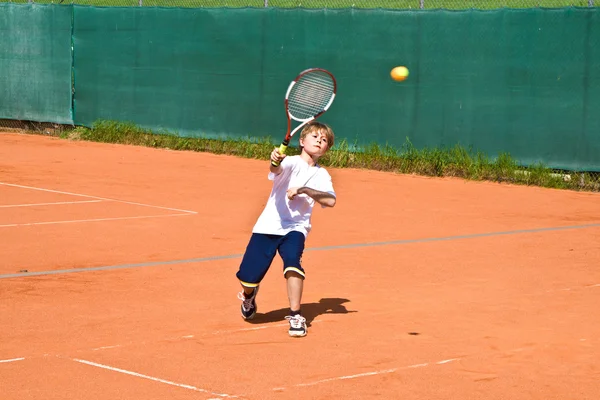 Boy in tennis lesson — Stock Photo, Image