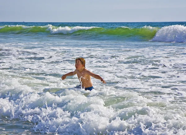 Хлопчик грає в красивому пляжі в Каліфорнії — стокове фото