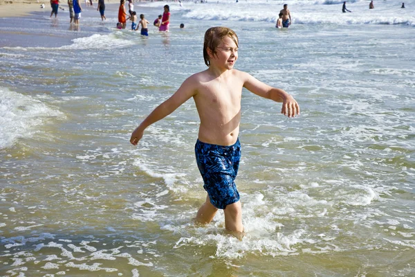Мальчик играет на прекрасном пляже в Калифорнии — стоковое фото