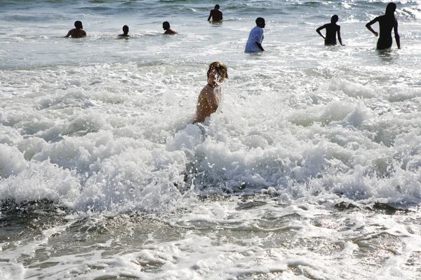 Chlapec má vlny v redondo beach — Stock fotografie