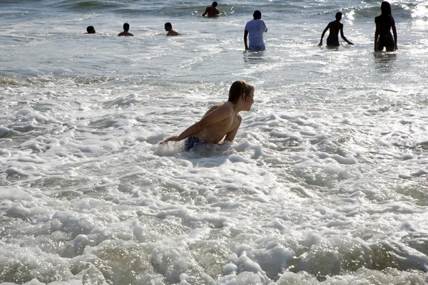 Мальчик наслаждается волнами на пляже Редондо — стоковое фото