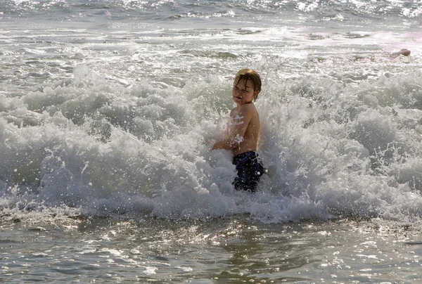 Chłopak cieszy się fale w redondo beach — Zdjęcie stockowe