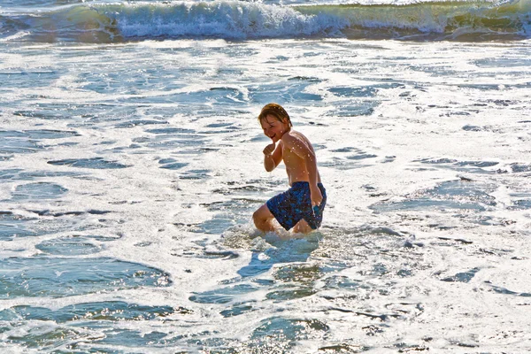 Lindo chico se divierte en las olas — Foto de Stock