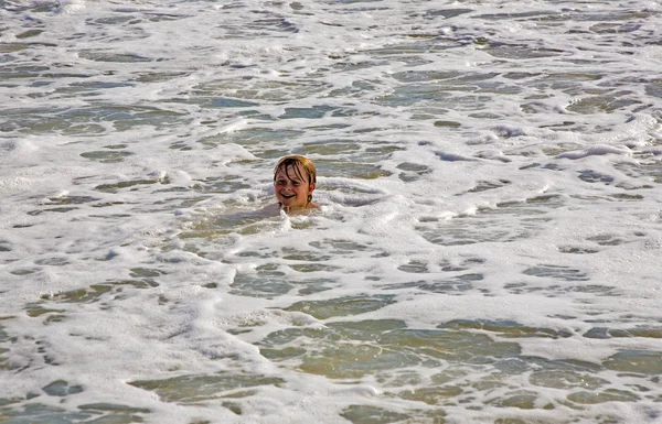 Menino gosta das ondas na praia de Redondo — Fotografia de Stock