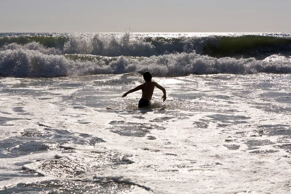 Lindo chico se divierte en las olas —  Fotos de Stock