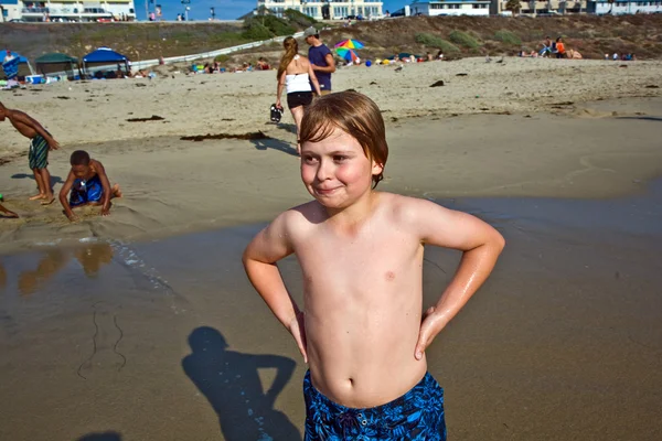 Niño juega en la hermosa playa de California — Foto de Stock