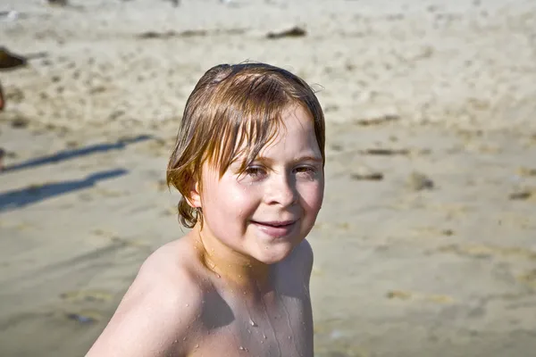 Chlapec hraje na krásné pláži v Kalifornii — Stock fotografie