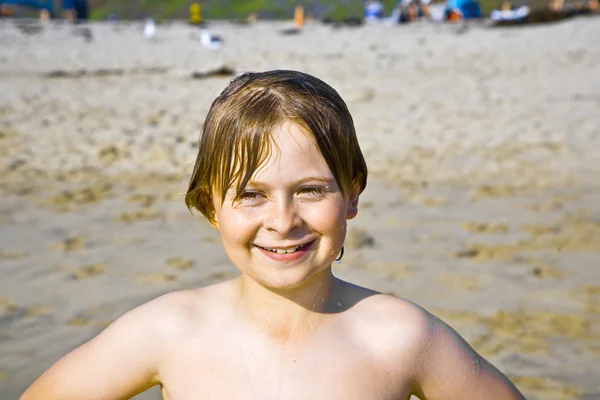 Chlapec hraje na krásné pláži v Kalifornii — Stock fotografie