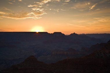 Büyük Kanyon mathers noktasından Güney rim görülen güneş doğarken