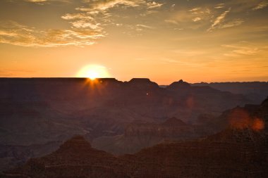 Büyük Kanyon mathers noktasından Güney rim görülen güneş doğarken