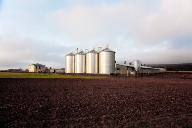 güzel manzara içinde silo