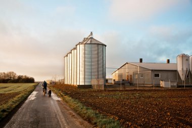 güzel manzara içinde silo