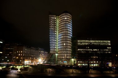 Viyana Uniqua kulesinde gece güzel aydınlatma tarafından