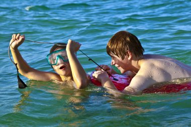 broers met surfboard genieten van de zee