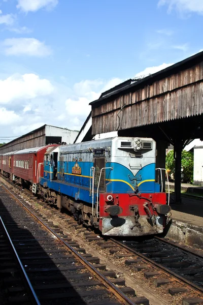 Train diesel de la piste de montagne pittoresque au Sri Lanka — Photo