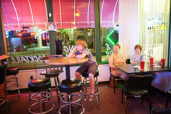 Семья в баре и пиццерии — стоковое фото