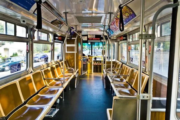 Ônibus público sem passageiros parando na parada de ônibus — Fotografia de Stock