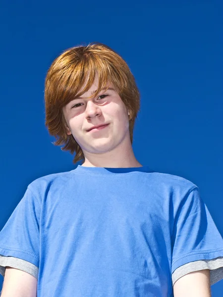 Boy smiling under blue sky — Stock Photo, Image