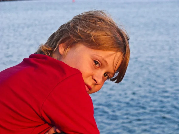 桟橋で立つ少年 — ストック写真
