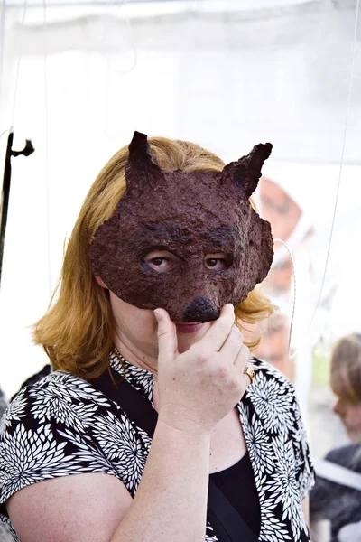 Kvinnan under en hand gjorde mask — Stockfoto