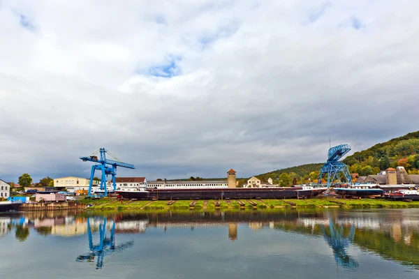 Loděnice na řece hlavní — Stock fotografie