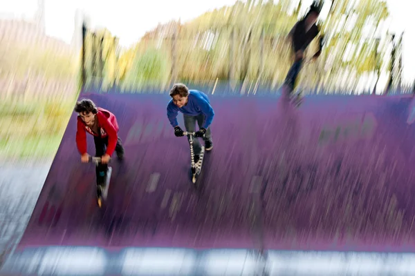 Трое друзей на скутере в импрессионистских цветах — стоковое фото