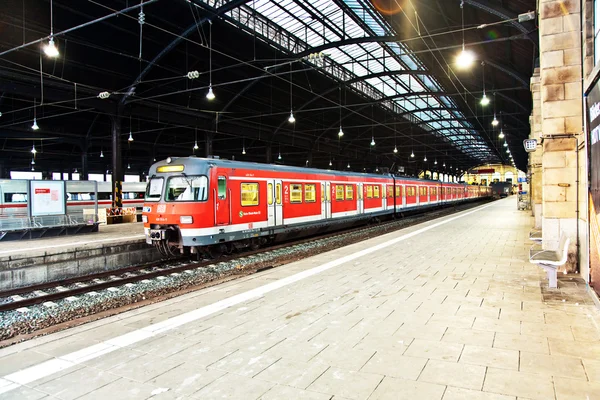 Train im motion enters the station — Stock Photo, Image