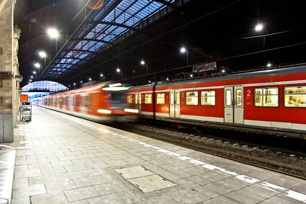 Vonat im mozgás belép az állomás — Stock Fotó