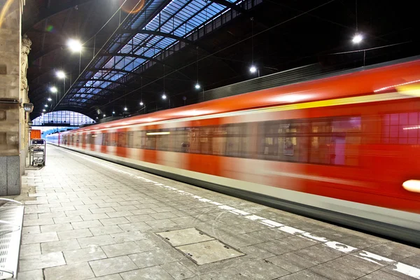 Train im motion entre dans la gare — Photo