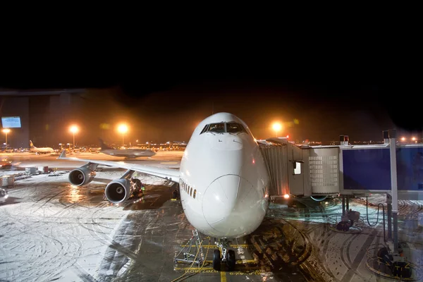 Avião no dedo no aeroporto — Fotografia de Stock