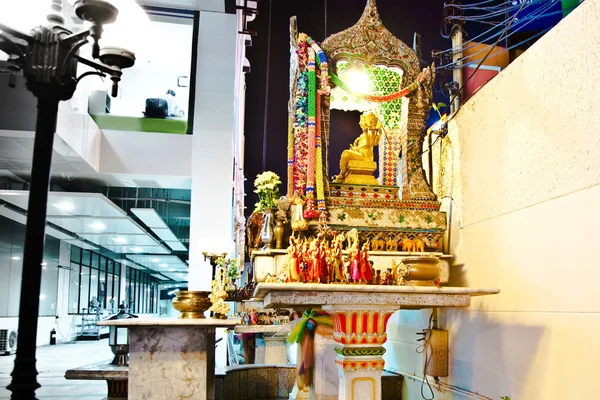 Piccolo tempio in strada con offerte sacrificali — Foto Stock