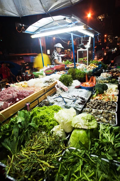 Poissons et légumes frais sont proposés au marché de nuit — Photo