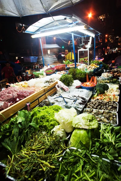 Peixe e legumes frescos são oferecidos no mercado noturno — Fotografia de Stock