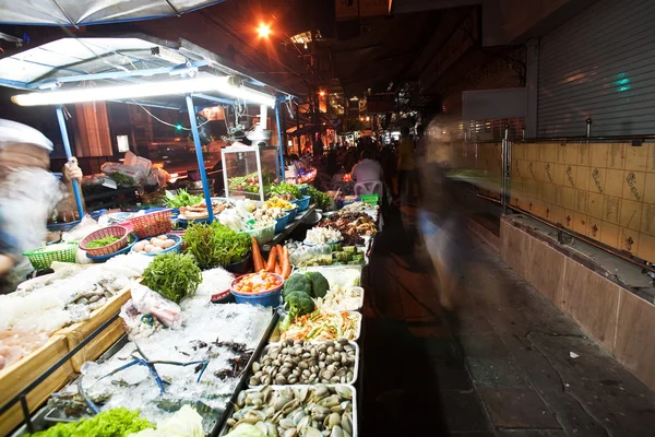 Fresh fish and vegetables are offered at the night market — Stock Photo, Image