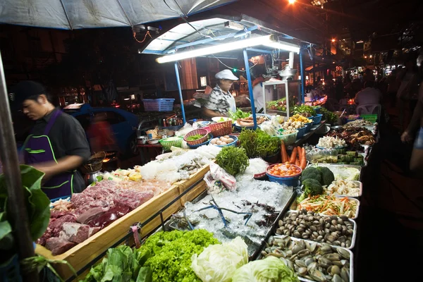 Peștele și legumele proaspete sunt oferite pe piața nocturnă — Fotografie, imagine de stoc