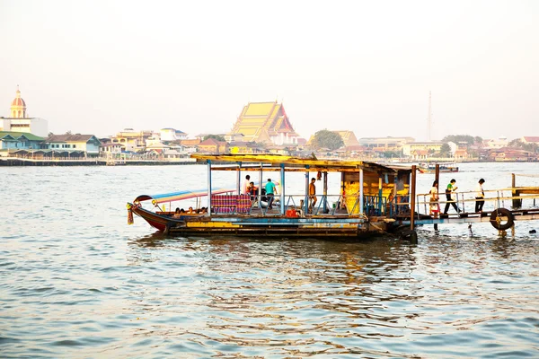 Båtar på floden mae nam chao phraya med soluppgång i bangkok — Stockfoto