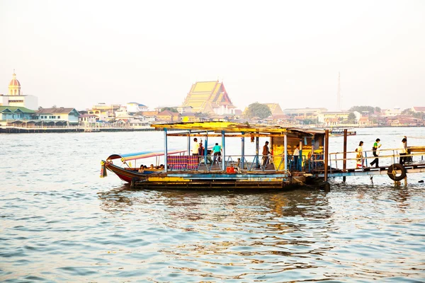Лодки на реке Mae Nam Chao Phraya с восходом солнца в Бангкоке — стоковое фото