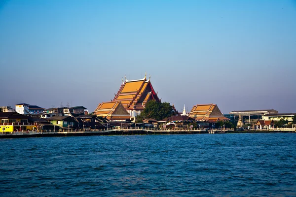 Tempel am Südufer des Flusses mae nam chao phraya in ban — Stockfoto