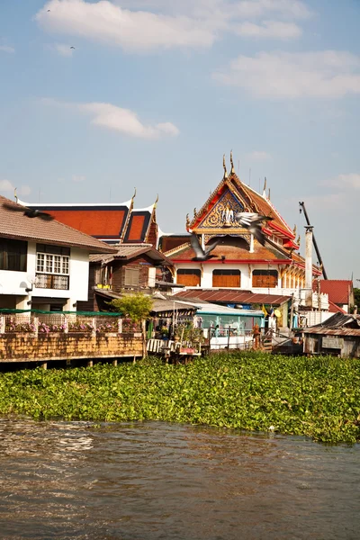 Tempel op de rivier mae nam Menam in bangkok — Stockfoto
