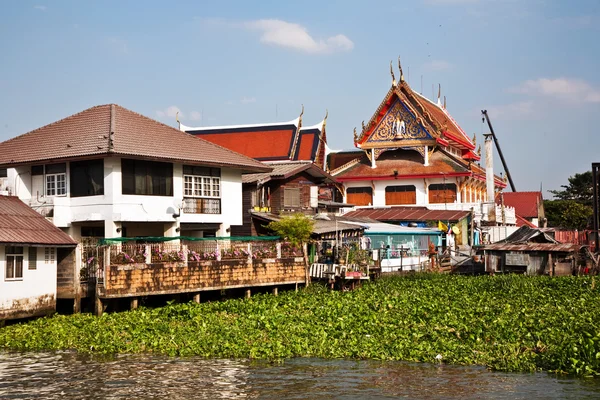 Temple à la rivière Mae Nam Chao Phraya à Bangkok — Photo