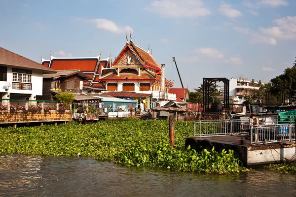 Храм на реке Мае Нам Чао Прайя в Бангкоке — стоковое фото