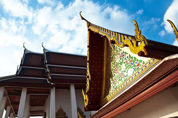 Храм Ват Thewarat на реке Mae Nam Chao Phraya в Бангкоке — стоковое фото