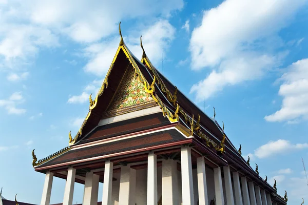 Храм Ват Thewarat на реке Mae Nam Chao Phraya в Бангкоке — стоковое фото