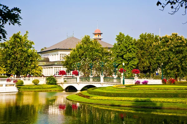 Schöne Gebäude und Park im Sommerpalast bang pa in des Königs von — Stockfoto