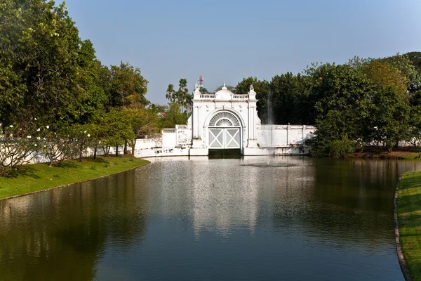 Cancello bianco di inondazione del canale artificiale nel Sommerpalace Ban — Foto Stock